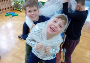 Dzieci bawią się folią bąbelkową