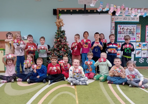 Dzieci trzymają listy do Świętego Mikołaja