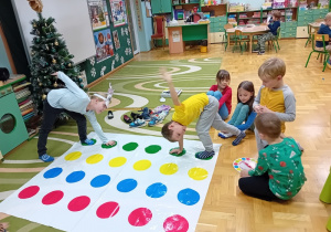 Dzieci grają w grę Twister
