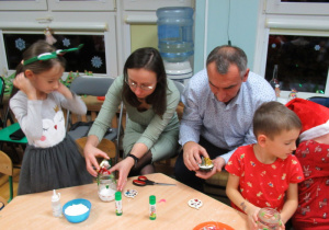 Dzieci i ich bliscy uczestniczą w warsztatach świątecznych