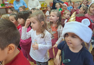 Spotkanie z Mikołajem-dzieci podczas zabawy ruchowej