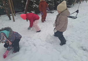 Pierwsze zabawy na śniegu i lepienie bałwana w tym roku