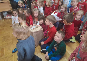 Dzieci z otrzymanym od Świętego Mikołaja prezentem