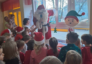 Święty Mikołaj wchodzi do przedszkola przez okno