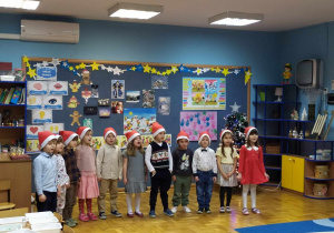 Dzieci podczas śpiewania piosenki świątecznej dla rodziców podczas warszatatów