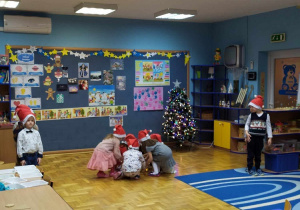 Dzieci podczas tańca na warsztatach świątecznych