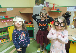 Dziewczynki pozują do zdjęcia w okularach.