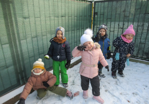 Dzieci w ogródku przedszkolnym.