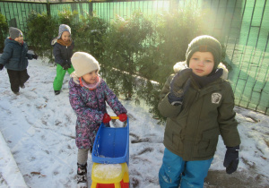 Dzieci bawią się w ogródku przedszkolnym.