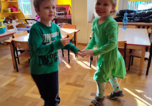 Dziewczynka i chłopiec tańczą.