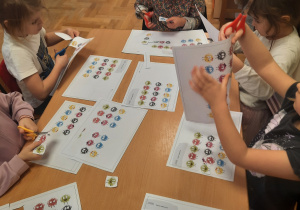 dzieci podczas zajęć z projektu matematyczne wyzwania bazgrołków