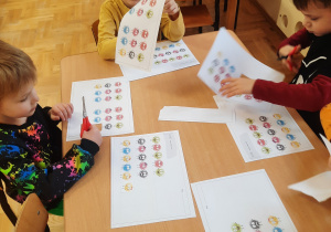 dzieci podczas zajęć z projektu matematyczne wyzwania bazgrołków