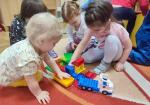 Dziewczynki bawią się klockami Lego.