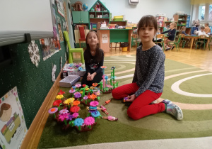 Dziewczynki bawią się klockami "Kwiaty"