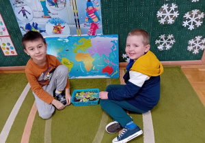 Chłopcy układają puzzle magnetyczne - mapa świata