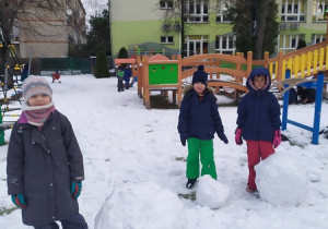 Dzieci bawią się śniegiem