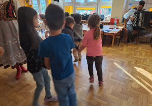 Taniec krakowiak w wykonaniu przedszkolaków