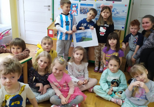 Dzieci prezentują wykonane zadanie z planu rocznego- puzzle dotyczące Danii