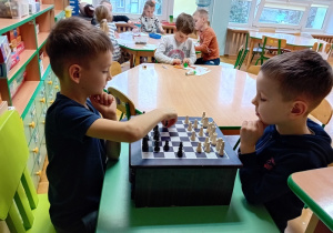 Chłopcy grają w szachy