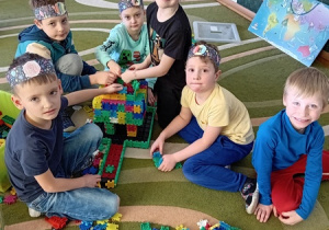 Dzieci budują Wieżę Eiffla