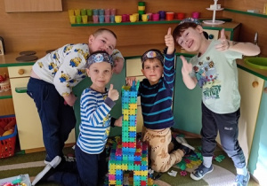 Dzieci budują Wieżę Eiffla