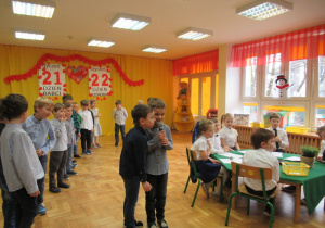 Dzieci prezentują występ z okazji Dnia Babci i Dziadka