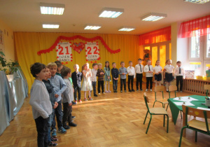Dzieci prezentują występ z okazji Dnia Babci i Dziadka