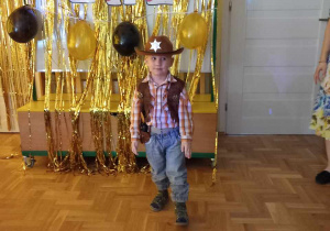Chłopiec przebrany za kowboja.