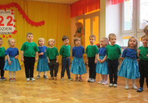 Dzieci stoją podczas występu dla Babci i Dziadka.