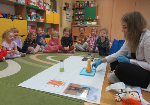 Dzieci obserwują eksperyment podczas warsztatów Labo.
