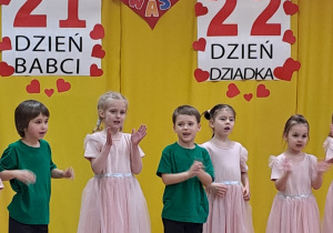 Dzieci podczas występu śpiewają piosenki