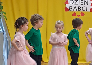 Dzieci na przedstawieniu podczas śpiewu i tańca