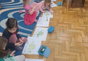 Dzieci podczas układania obrazka z wielu części