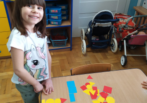 Dziewczynka podczas zabawy z figurami geometrycznymi