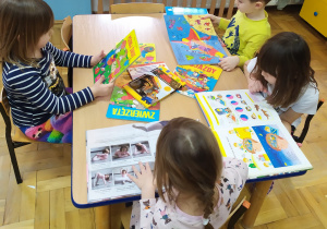 Dzieci podczas oglądania książek