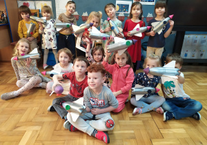Dzieci prezentują wykonane rakiety na zajęciach