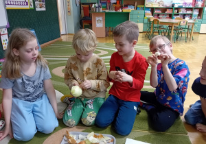 Dzieci jedzą cebulę