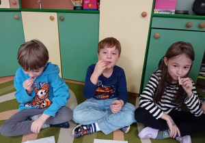 Dzieci jedzą cebulę
