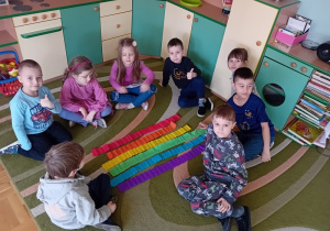 Dzieci poznają zjawisko powstawania tęczy oraz układają tęczę z kolorowych pasków