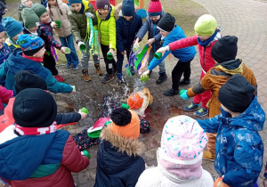 Dzieci polewają marzannę wodą