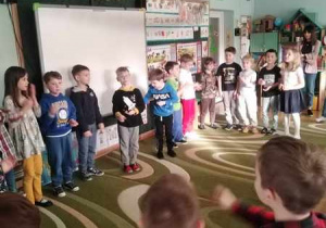 Dzieci śpiewają piosenkę podczas wiosennych warsztatów
