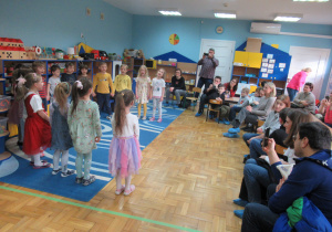 Dzieci podczas prezentacji piosenki na warsztatach