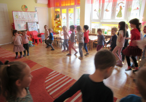 Dzieci tańczą podczas koncertu.