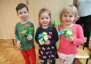 Dzieci prezentują wiosenne prace.