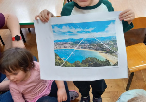Chłopiec pokazuje zdjęcie z Hiszpanii.