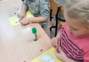 Dzieci wyklejają plasteliną obrazek tulipana.