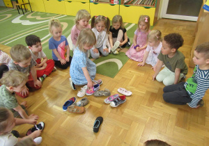 Dzieci bawią się w "Szewczyka".