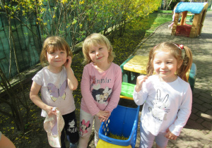 Dziewczynki podczas zabawy w ogródku przedszkolnym.