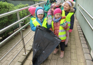 Dzieci wychodzą z przedszkola, aby wziąć udział w akcji sprzątanie świata.
