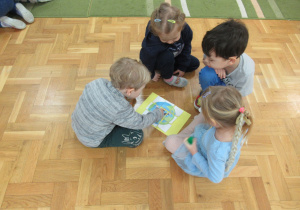 Dzieci układają puzzle - Ziemia.